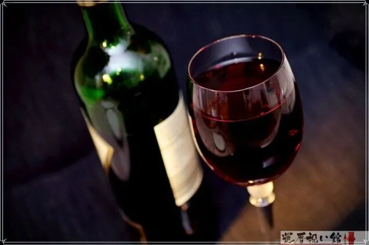 赤ワインの瓶と赤ワインが入ったグラス
