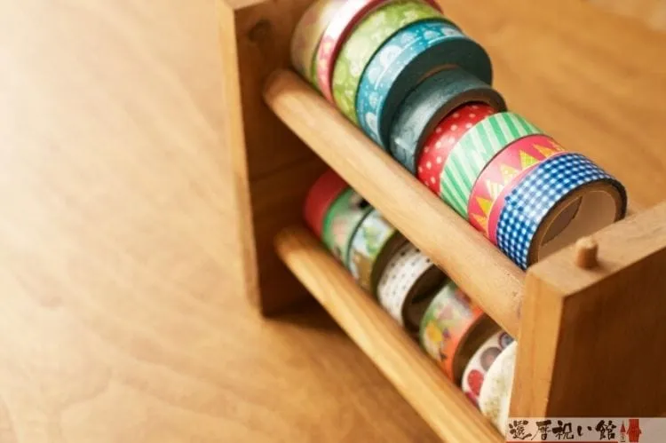 様々な柄・色のリボンテープが木の収納箱に置かれている