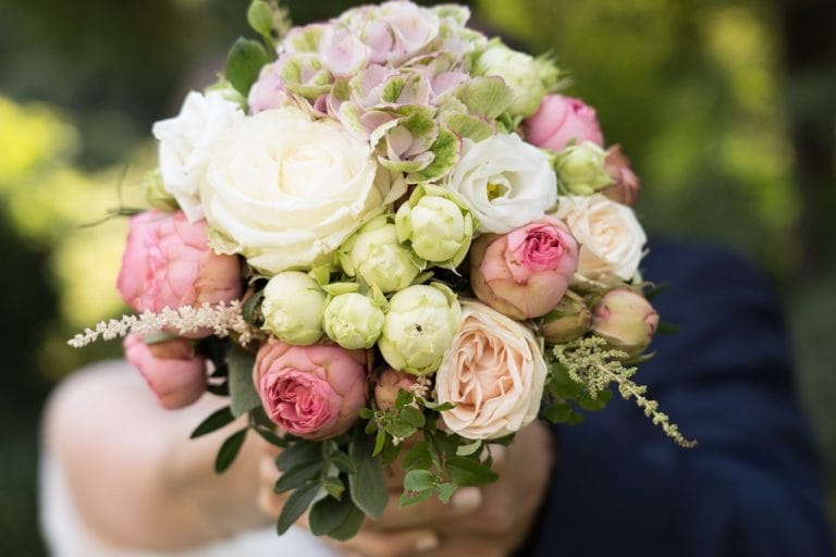 結婚式で両親に贈る花束の相場は5,000円