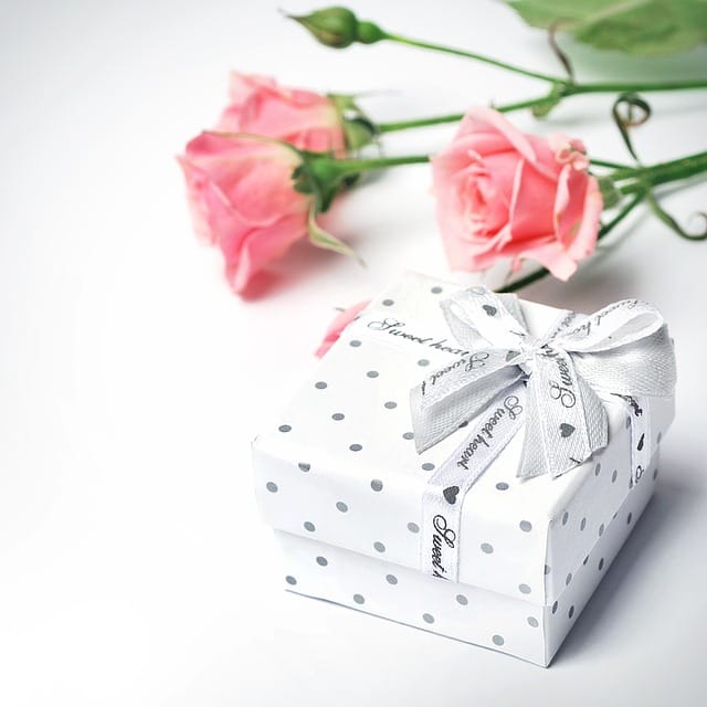 3.結婚式で両親に贈る花束と一緒に贈りたい贈呈品を紹介